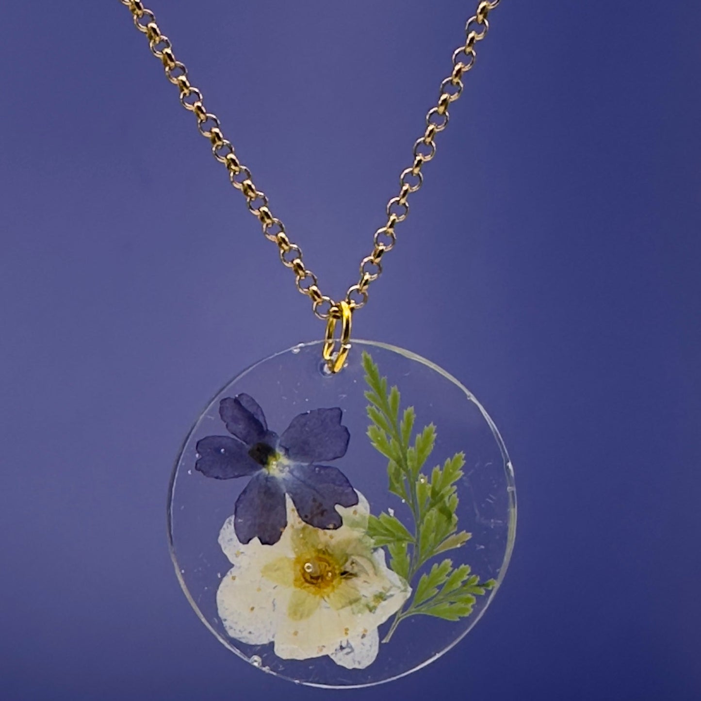 Gorgeous white and dark blue pressed flower necklace - Primacora