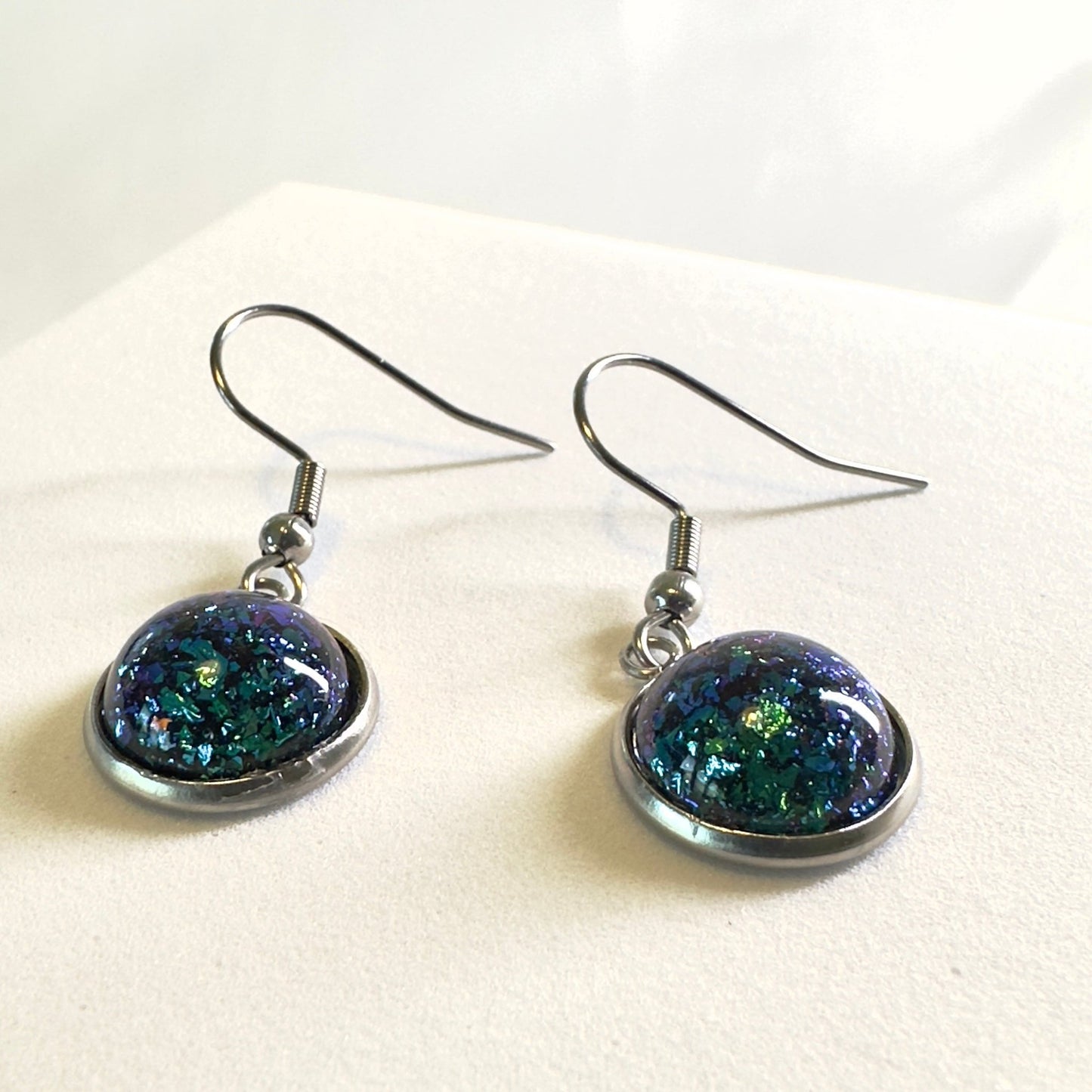 Green dot dangle earrings - Primacora