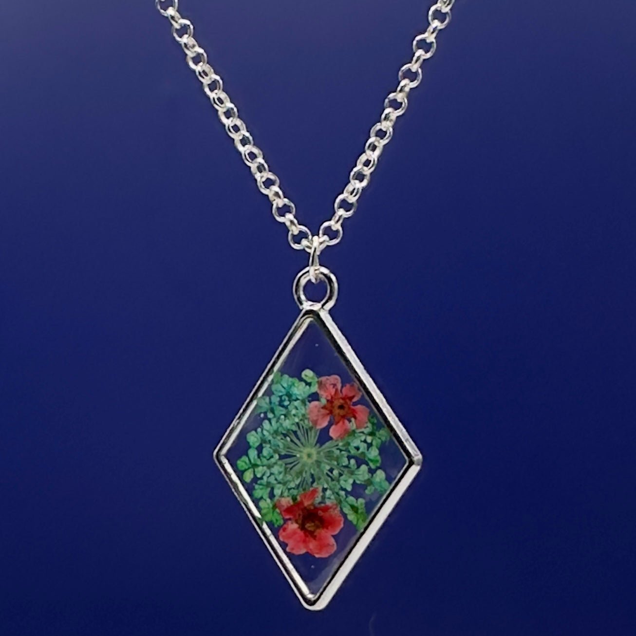 Green & red pendant with pressed flowers - Primacora