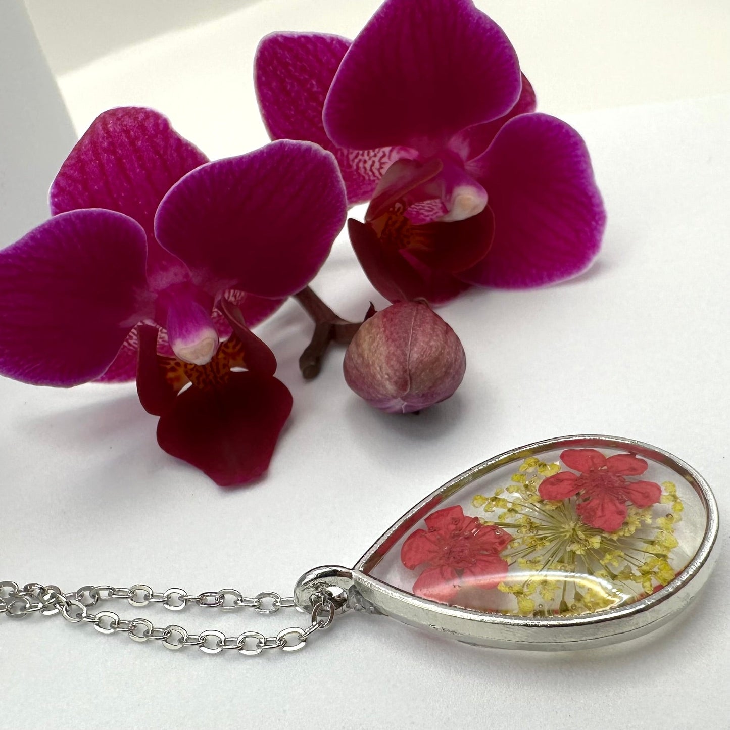 Teardrop necklace in cherry red and cream flowers - Primacora