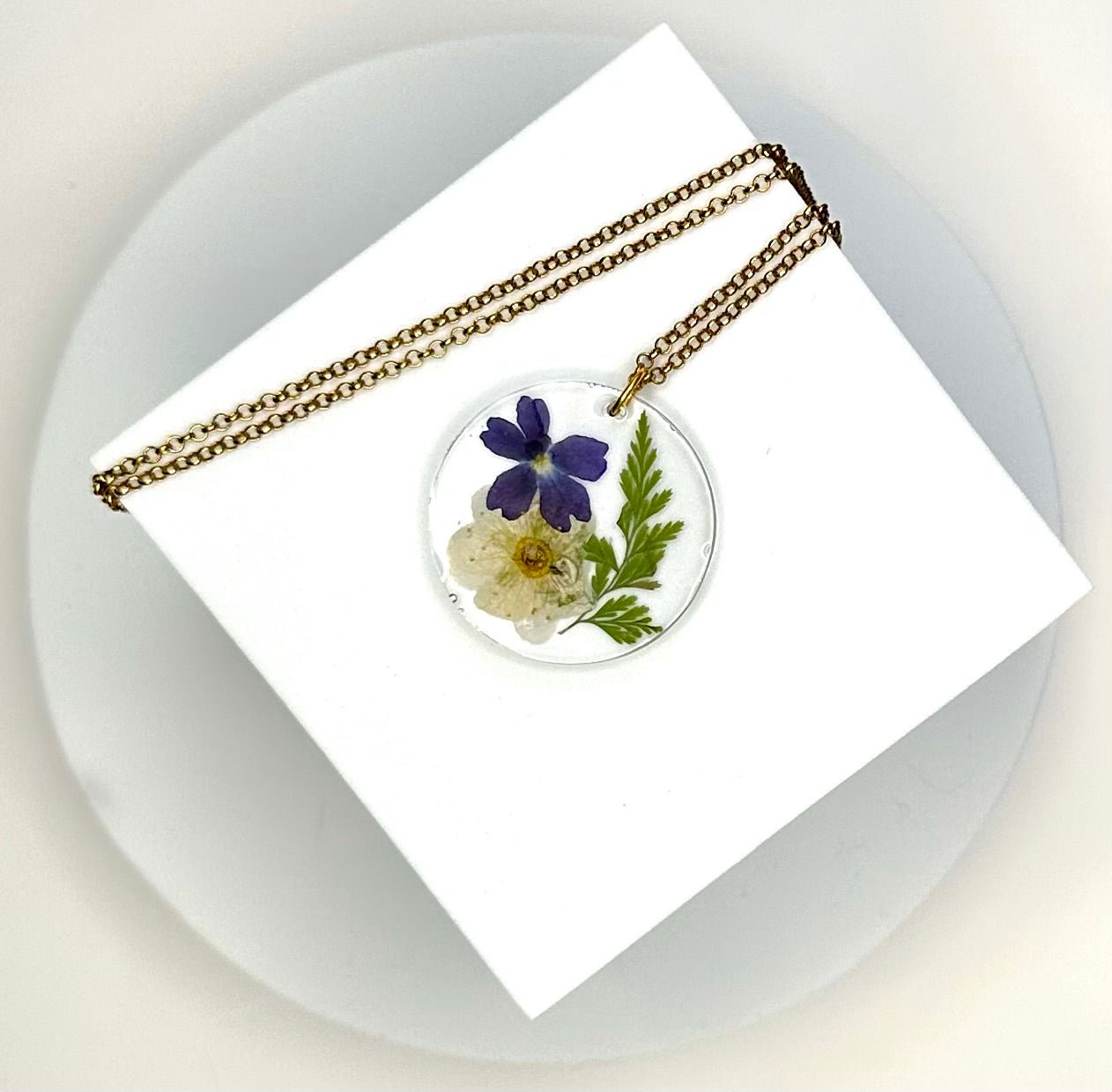 Gorgeous white and dark blue pressed flower necklace - Primacora