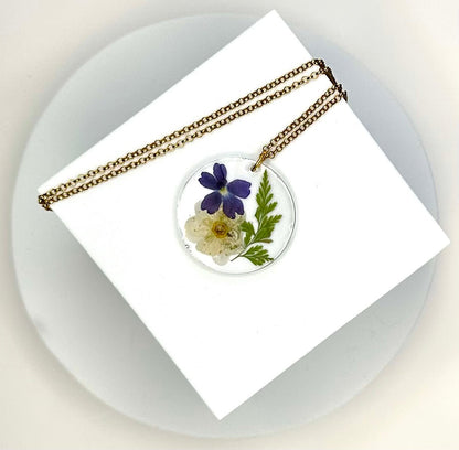 Gorgeous white and dark blue pressed flower necklace - Primacora