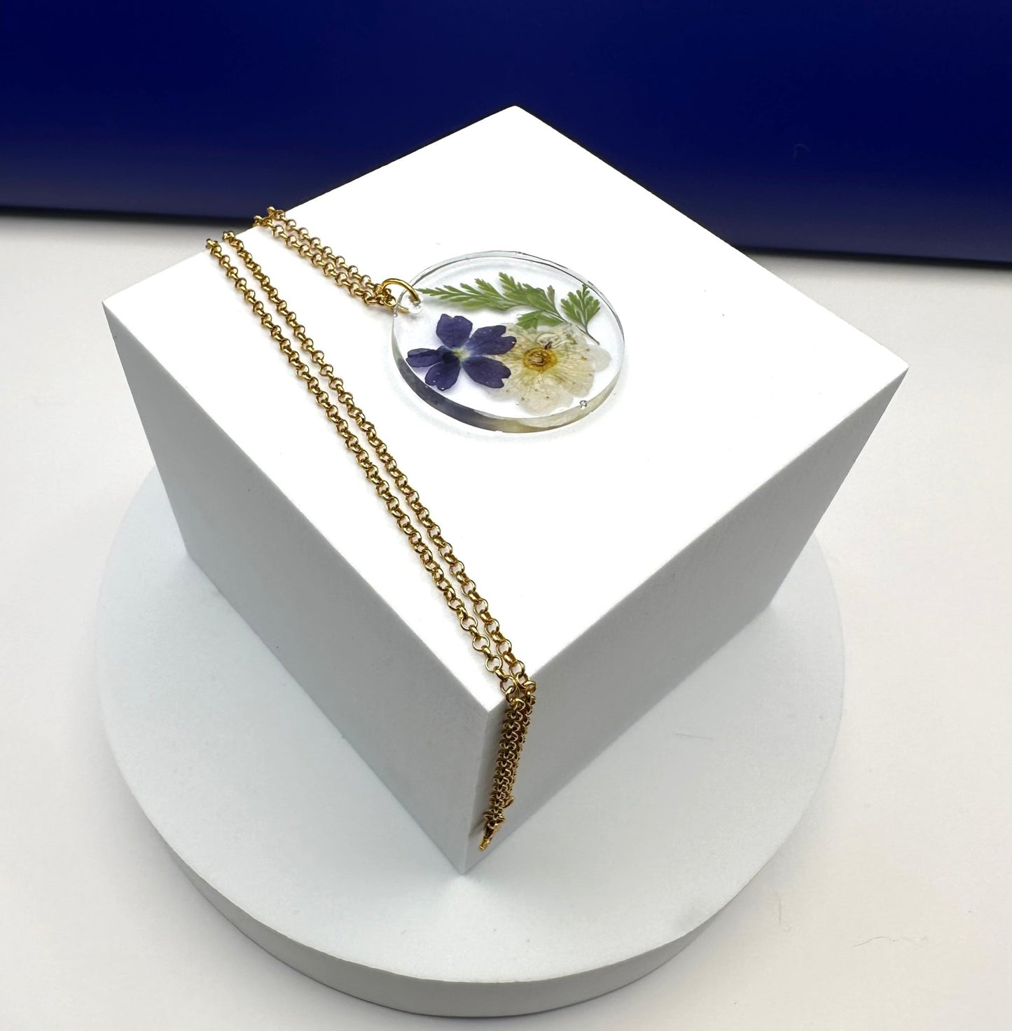 Gorgeous white and dark blue pressed flower necklace - Primacora