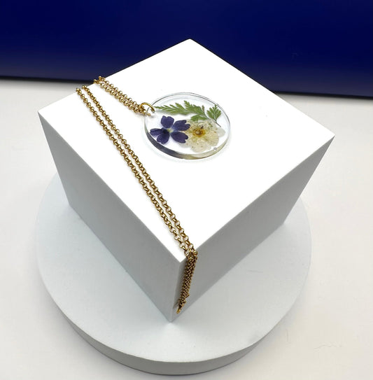 Gorgeous white and dark blue pressed flower necklace - Primacora