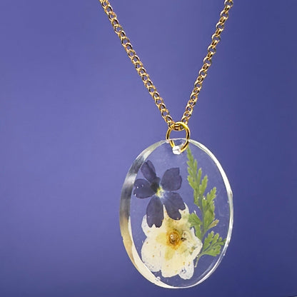 Gorgeous white and dark blue pressed flower necklace - Primacora
