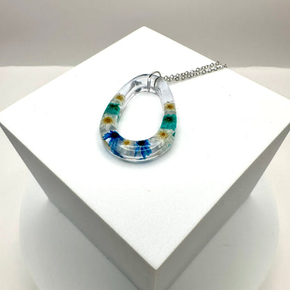 Medium size necklace with blue, teal and white flowers - Primacora