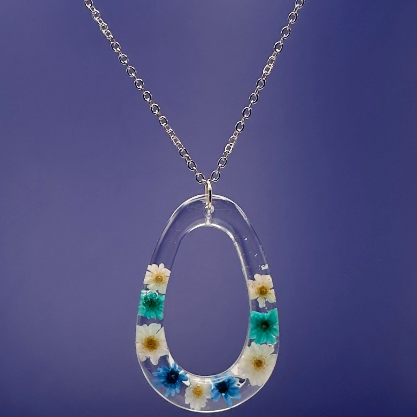 Medium size necklace with blue, teal and white flowers - Primacora