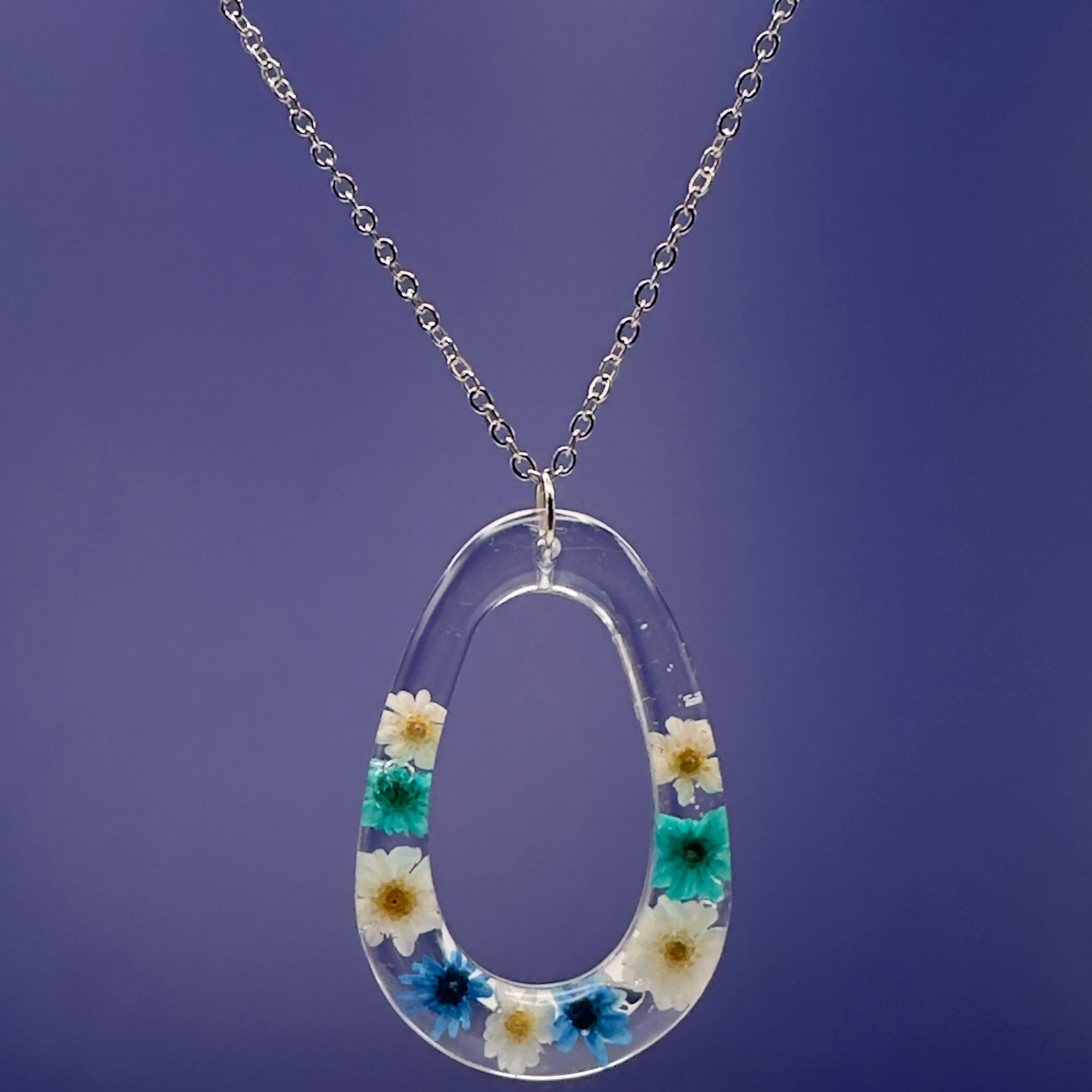 Medium size necklace with blue, teal and white flowers - Primacora