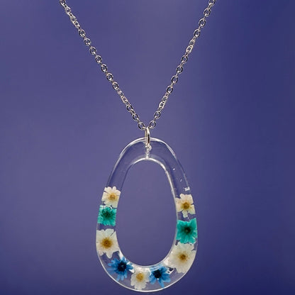 Medium size necklace with blue, teal and white flowers - Primacora