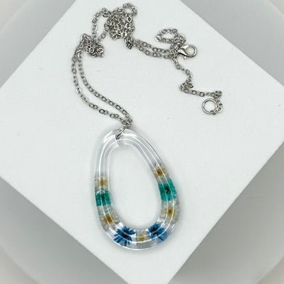 Medium size necklace with blue, teal and white flowers - Primacora