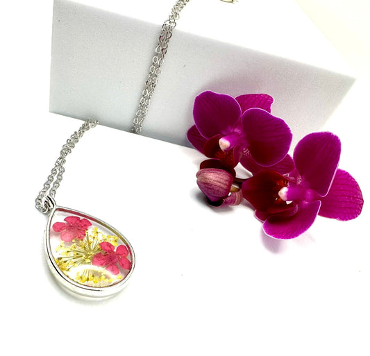 Teardrop necklace in cherry red and cream flowers - Primacora