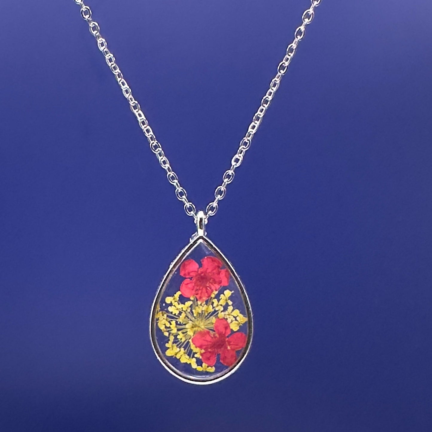 Teardrop necklace in cherry red and cream flowers - Primacora